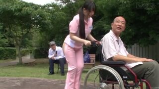 Cuidador japonês bizarro com legenda, seminu ao ar livre